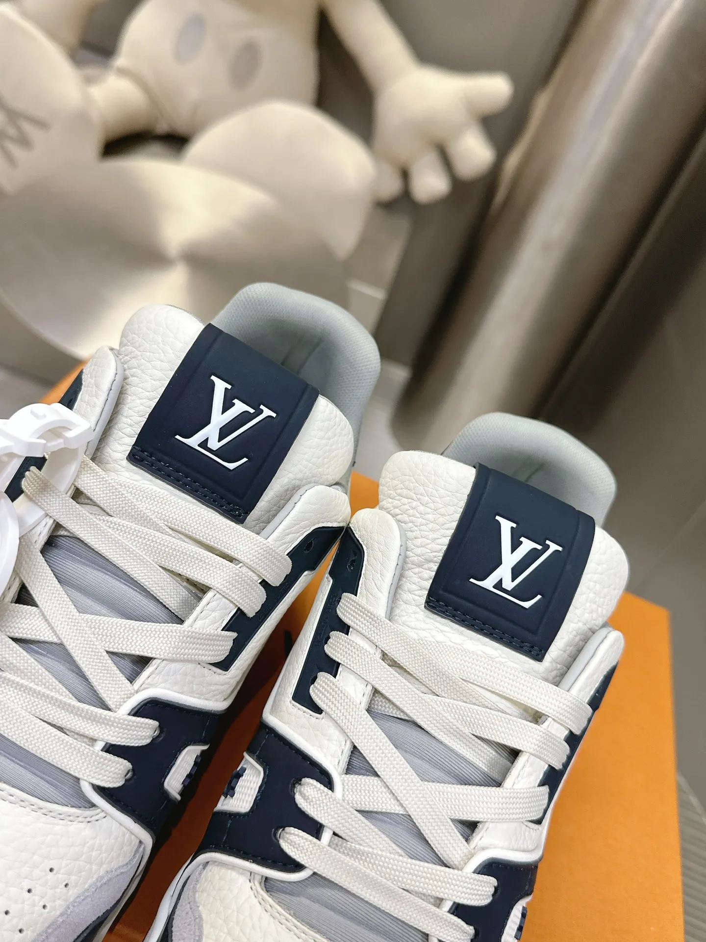 👟👟Ex-factory price 840👟👟The highest version on the Internet⚠️Feel free to compare! 2021🔥New model, purchase quality LV~Louis Vuitton by Virgin Abloh’s best-looking sneakers, Donkey Brand strongly recommends new products, official website limited edition retro basketball sneakers! Both high and low tops cost money to purchase 1:1 accurate replicas of the originals. The details are invincible, full of sincerity, imported custom-made original cowhide, the original package method is the same, the details are 100% restored, and the private model customized the original one-piece T👟👟factory price U outsole, which is different from other brands. Without the original version, this effect cannot be achieved! 35-45 (46 is custom-made and non-refundable) Some colors are available in women’s styles